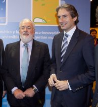 Iñígo de la Serna, Presidente de la FEMP, junto a Miguel Arias Cañete, Ministro de Agricultura, Alimentación y Medio Ambiente.